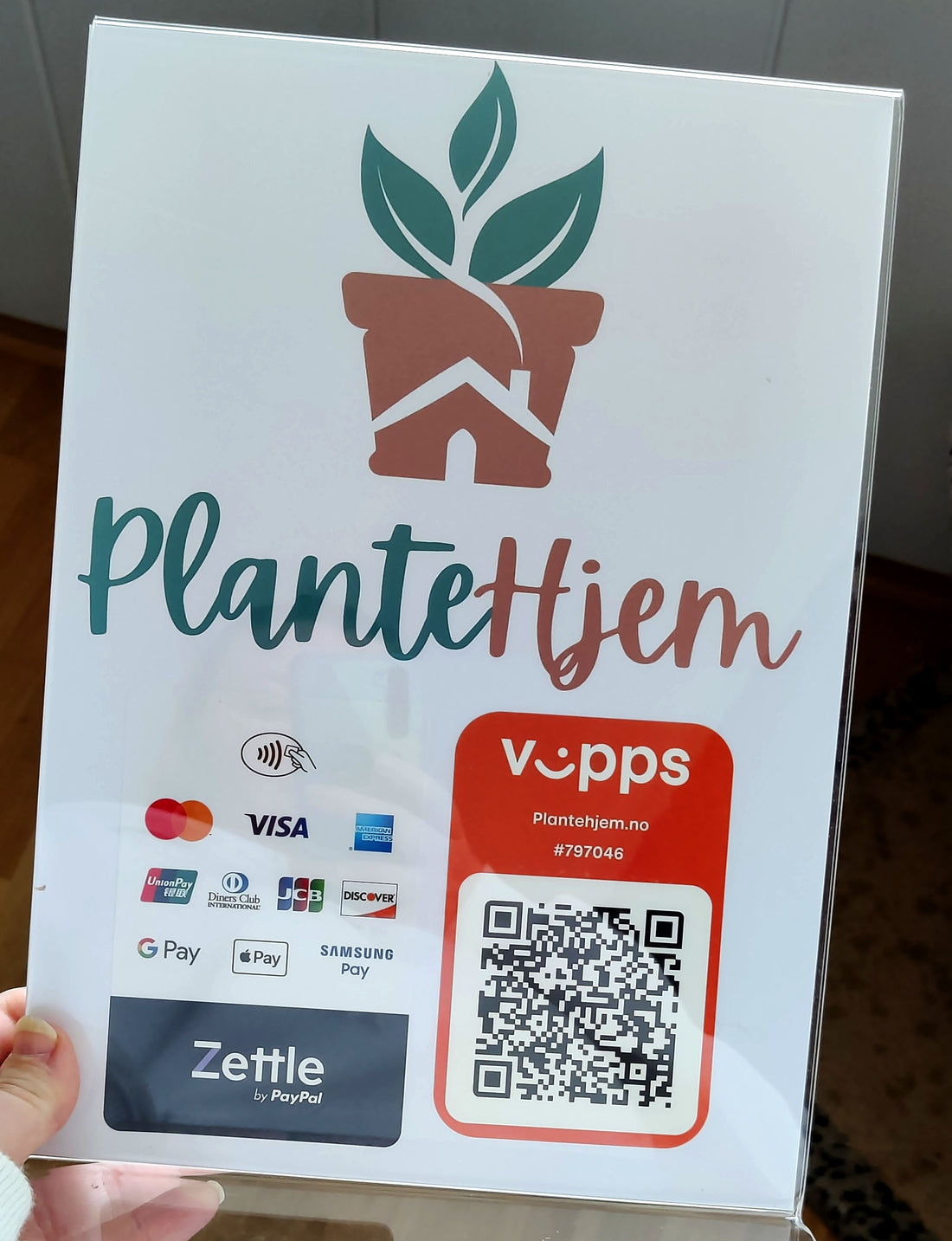 Bilde av plantehjem sin logo med Zettle betalingsinfo og Vipps QR kode.