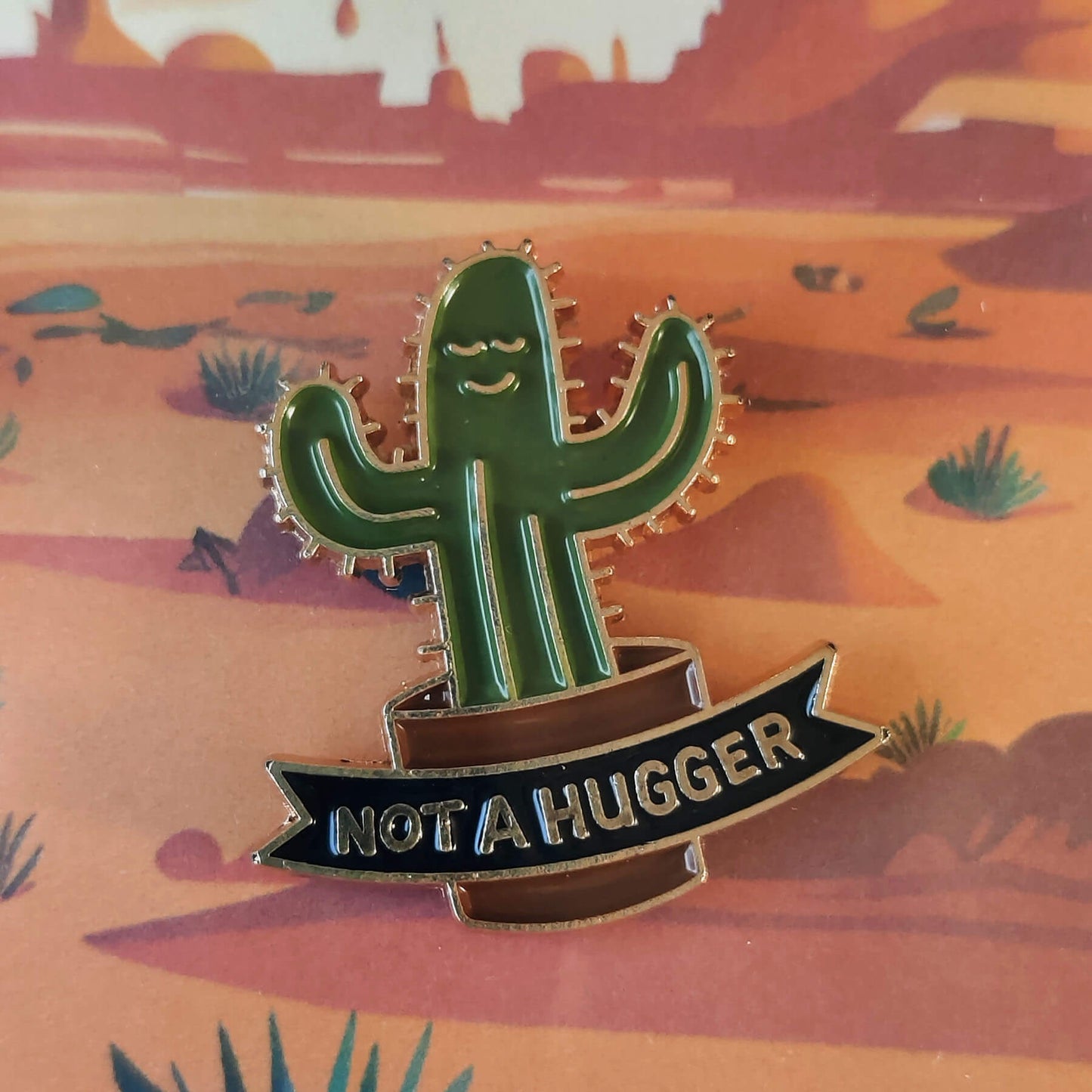 Not a hugger kaktus enamel pin fra plantehjem closeup